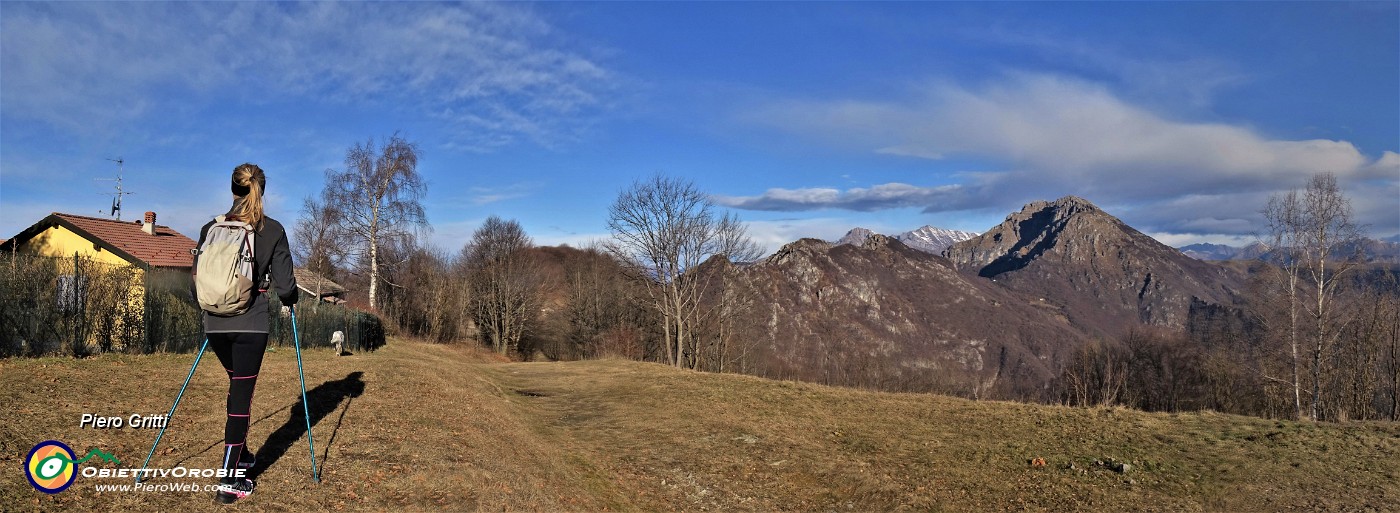 09 Dalla Forcella Alta ci avviamo verso il sent. 571 per il Pertus con vista verso la cimetta del Monte Ocone, la prima a sx .jpg